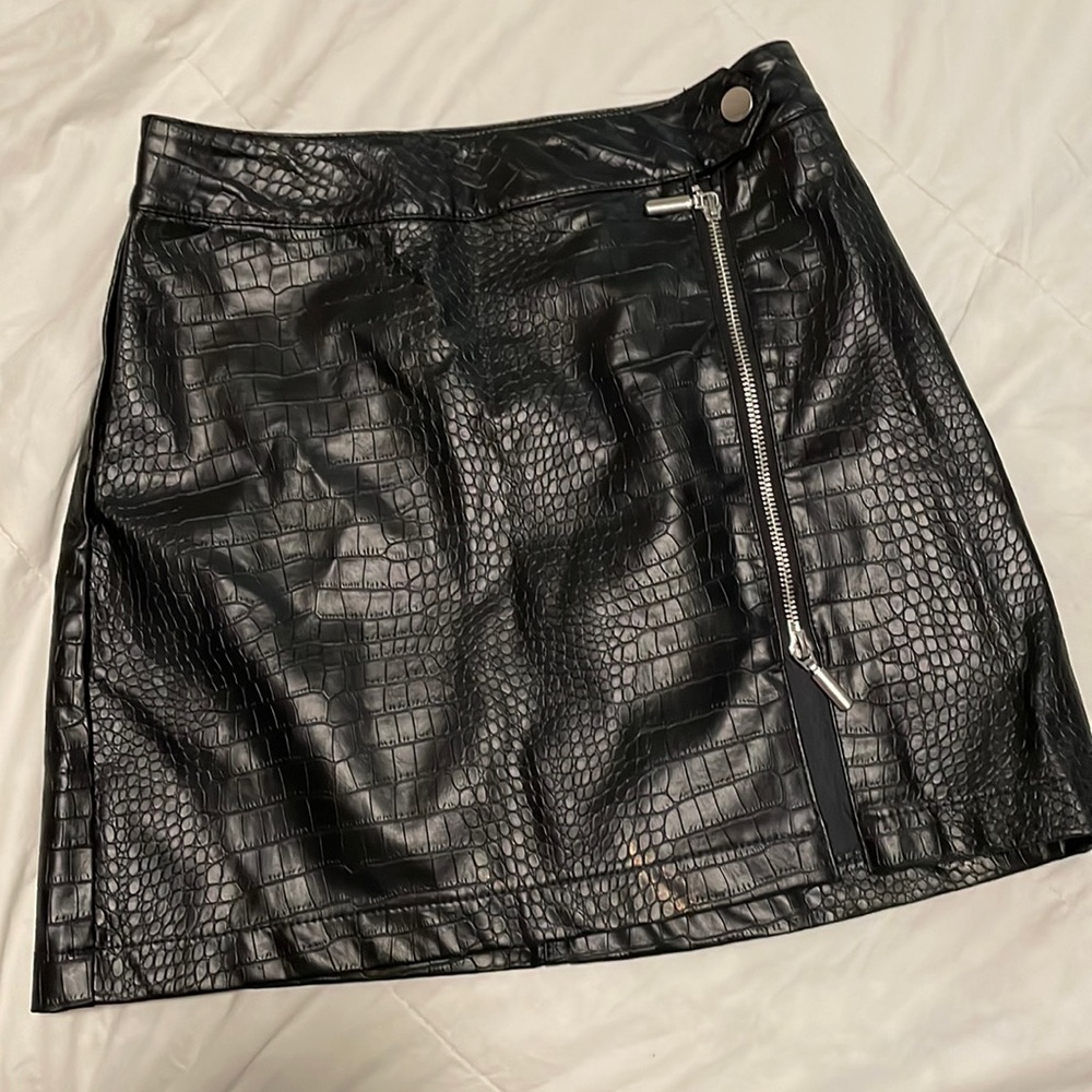 Black leather mini skirt | size small